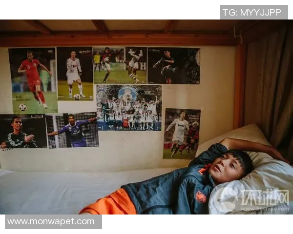 足球球星场下欢乐瞬间：他们的搞笑日常与亲民一面揭秘